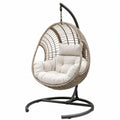 Poltrona sospesa oscillante 105 × 105 × 195 cm in rattan sintetico beige con cuscini crema e supporto nero